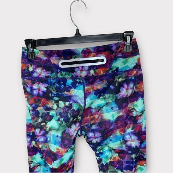 Athleta Floral Fade Sonar Capri Leggings in Heavenly Hail - Picture 7 of 8